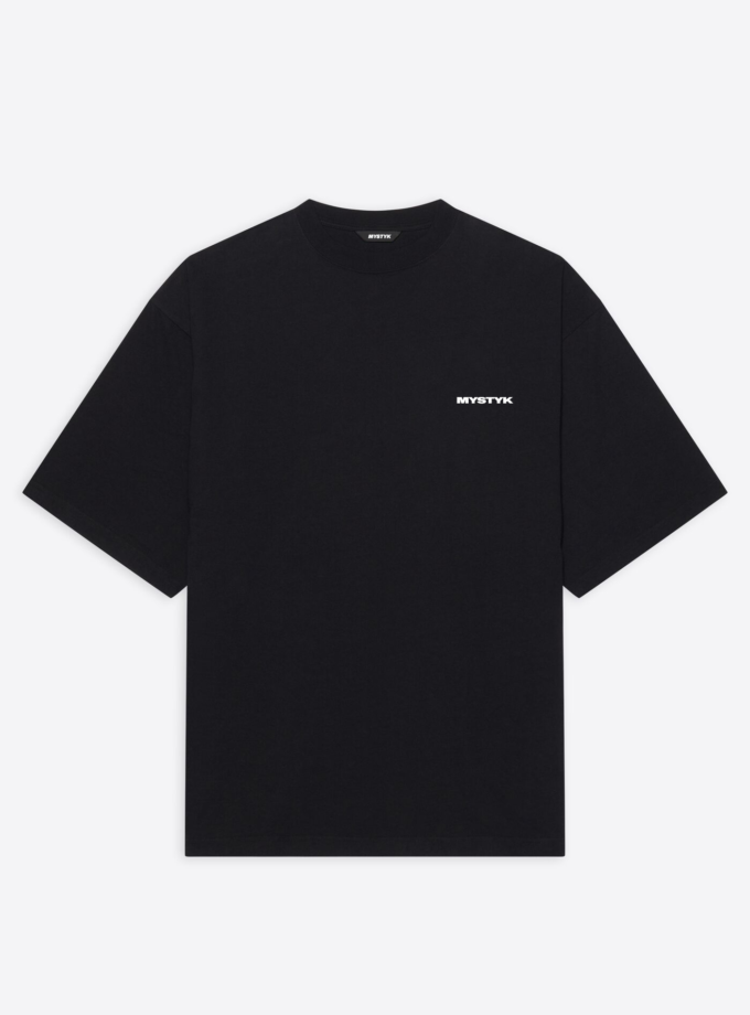 Camiseta negra mystyk con logo minimal en el pecho