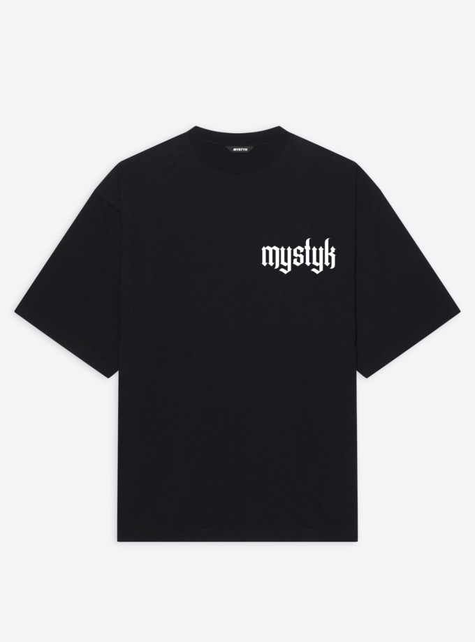 Camiseta mystyk con el logo polytee oversize en blanco y negro basico