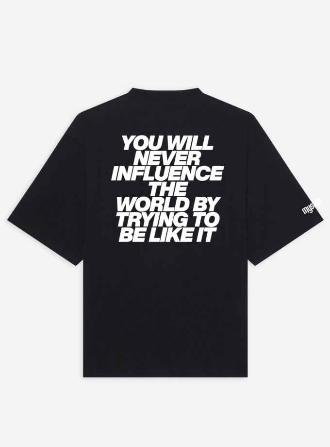Camiseta con el estampado You will never influence the world by trying to be like it.
